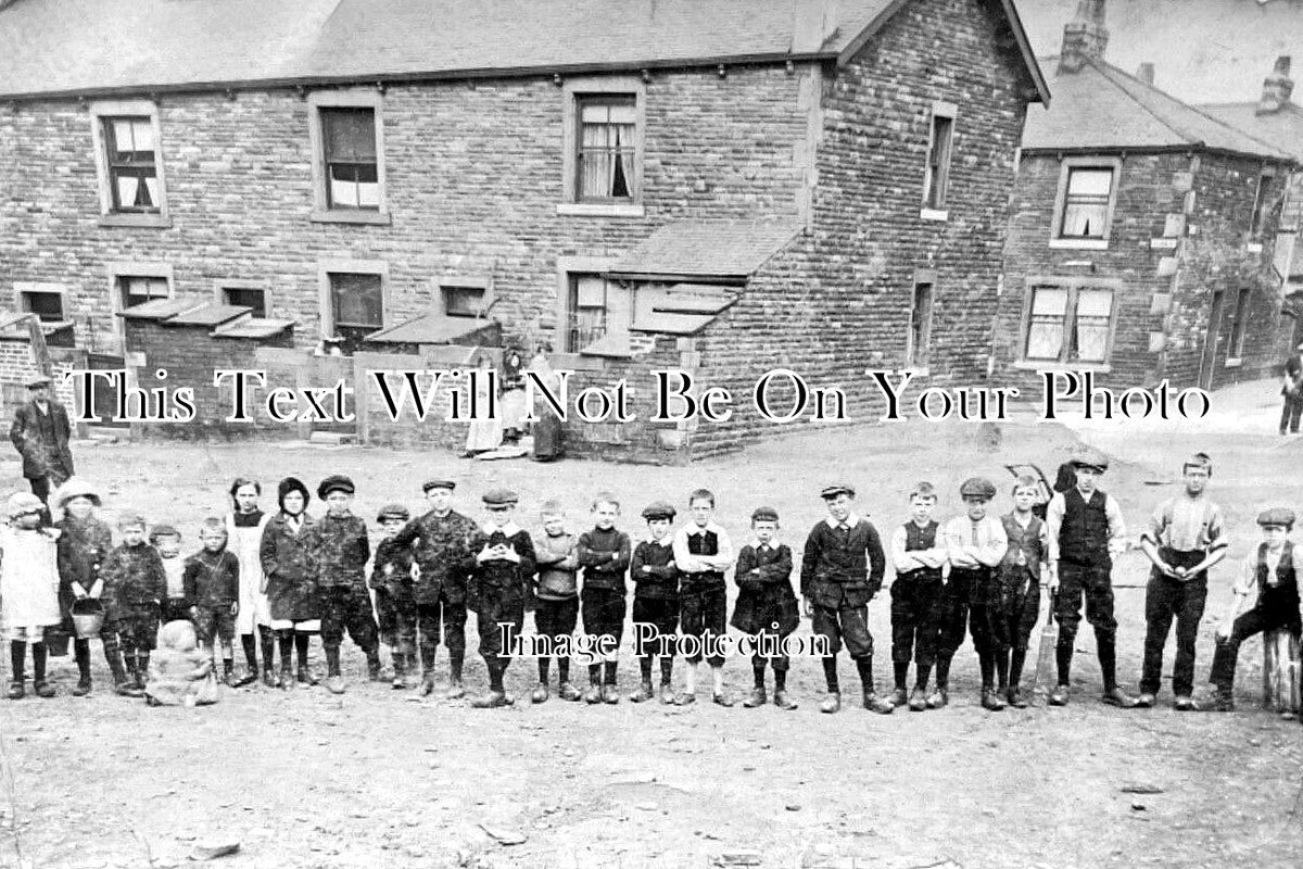 LA 7533 - Children In Burnley, Lancashire c1910