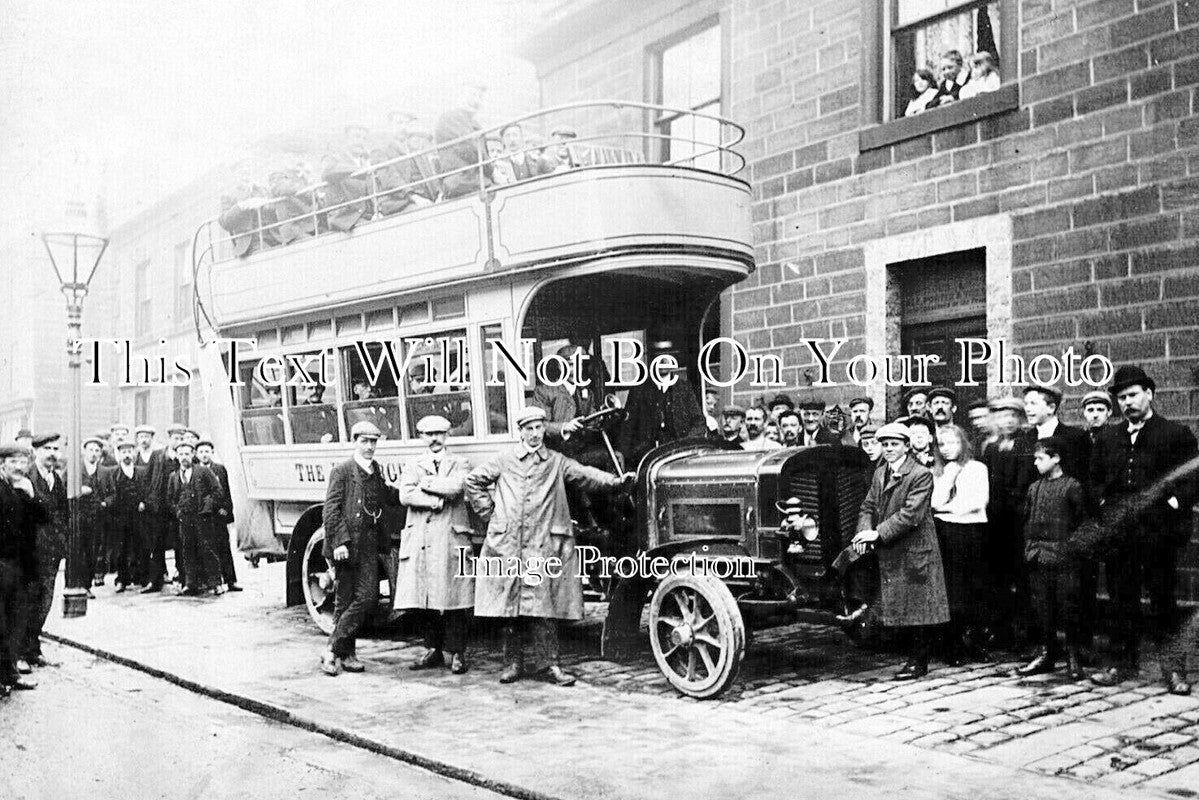 YO 14114 - Vintage Motor Bus, The White Lion Pub, Todmorden