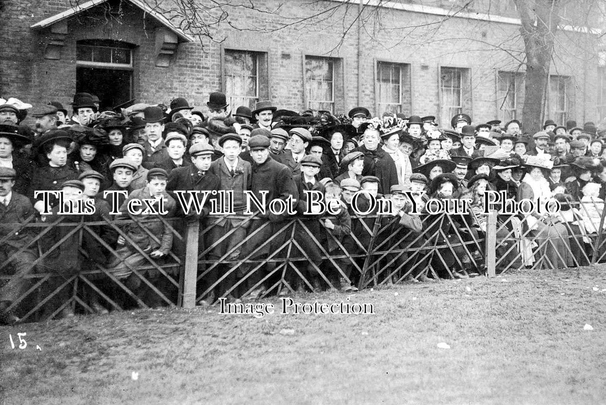 BK 1691 - Crowd At Windsor, Berkshire