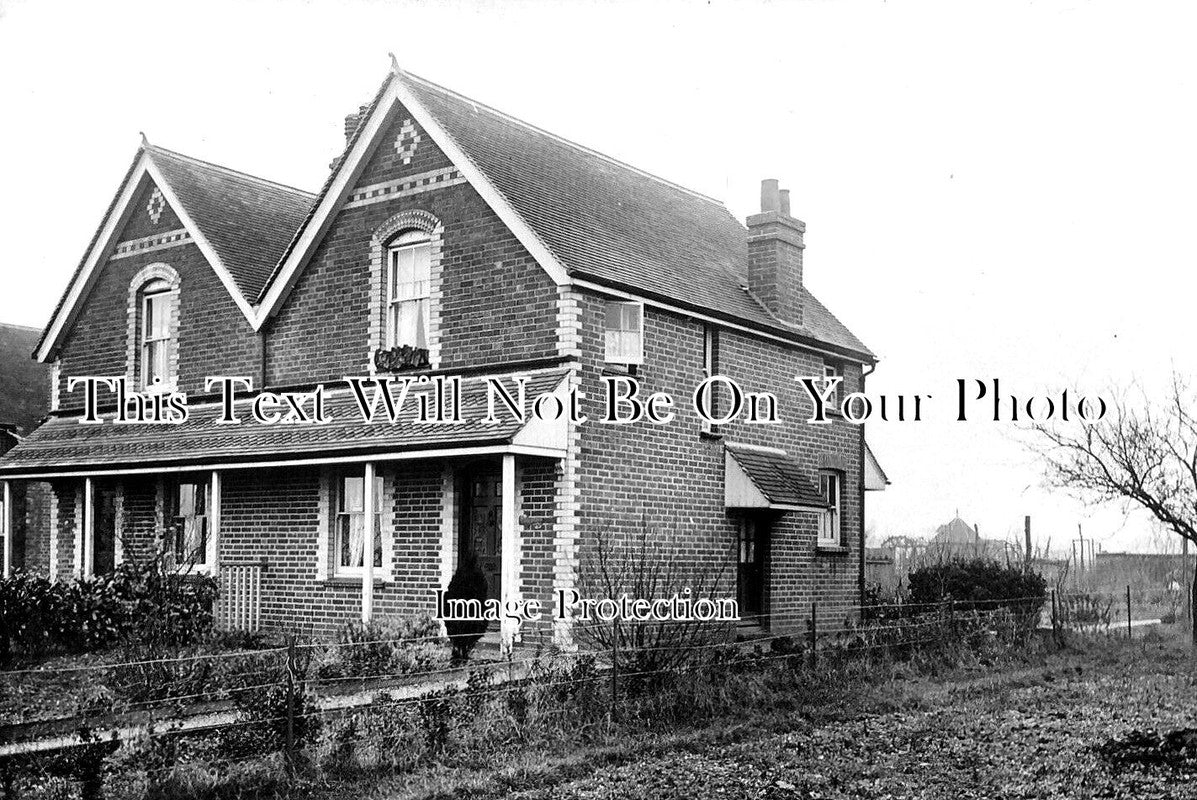 BK 2011 - Baskerville Road, Sonning Common, Reading, Berkshire