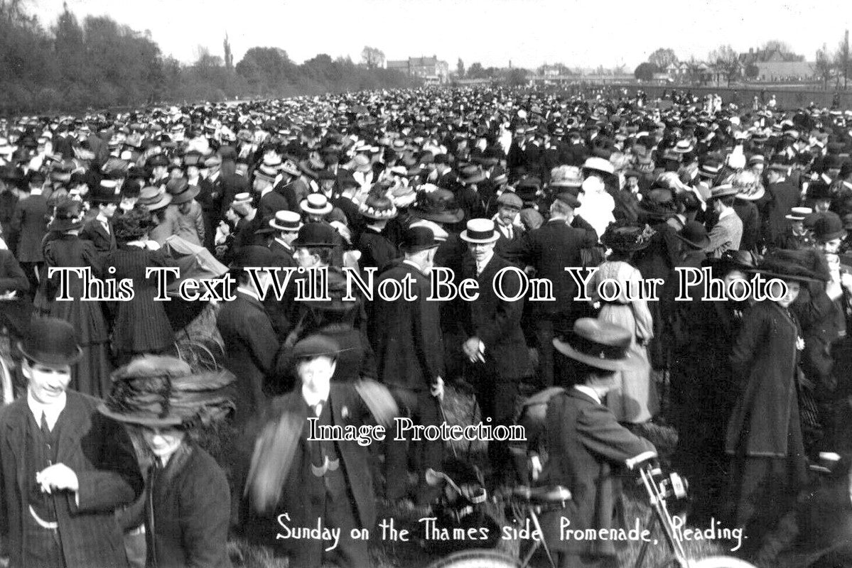 BK 2603 - Sunday On The Thames Side Promenade, Reading, Berkshire