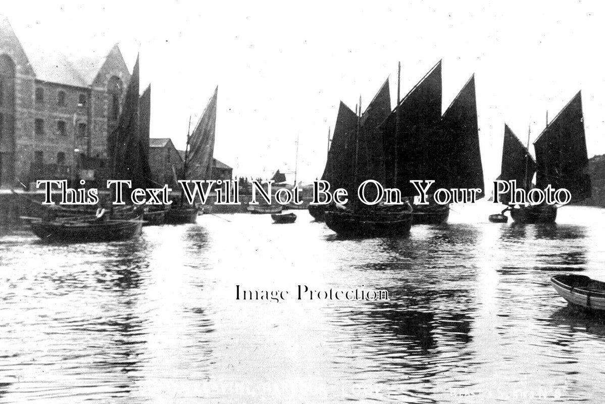 CO 2980 - Looe FIshing Boats Leaving Harbour, Cornwall