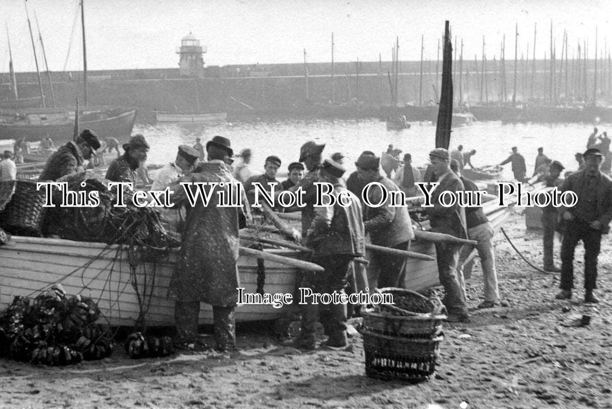 CO 728 - Fisherman Landing The Catch, St Ives, Cornwall