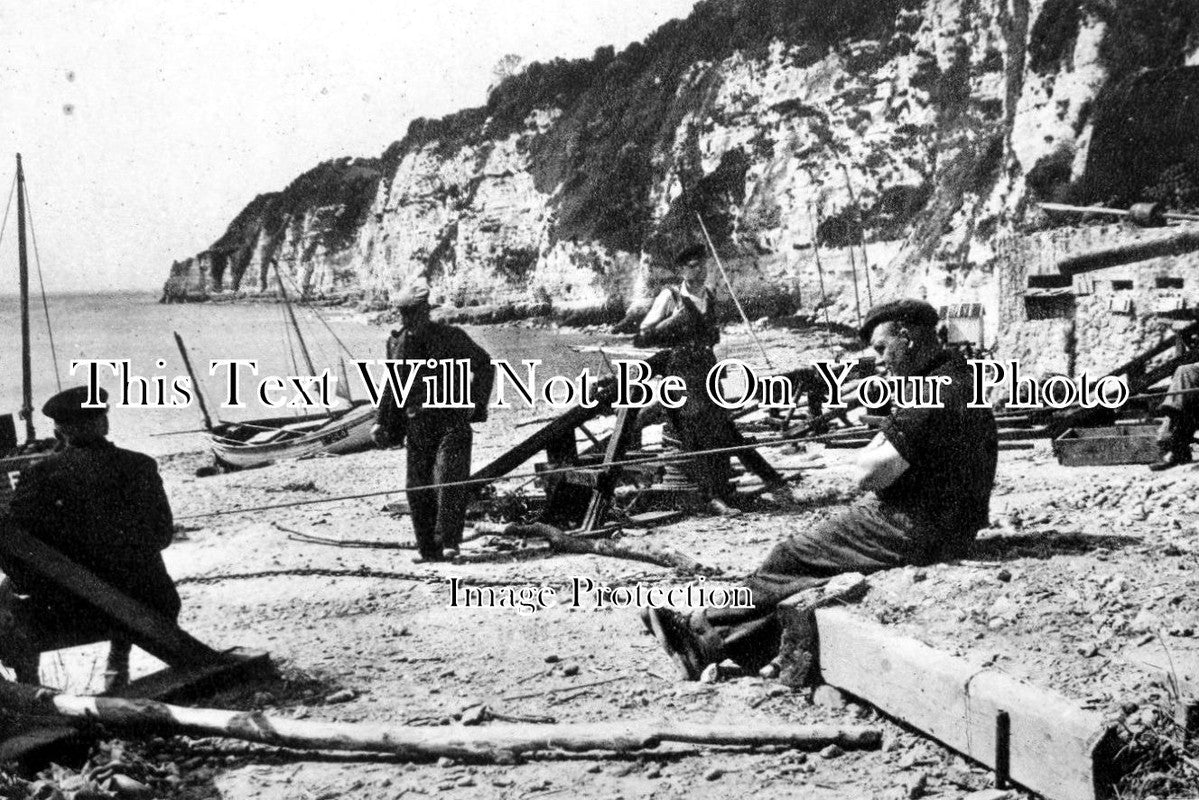 DE 255 - Fishermen At Beer, Devon