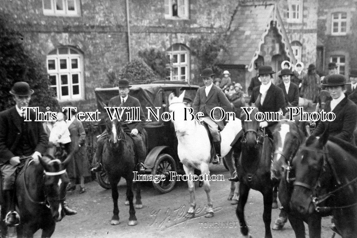 DE 708 - Stevenstone Hunt Meet At St Giles In The Wood, Devon
