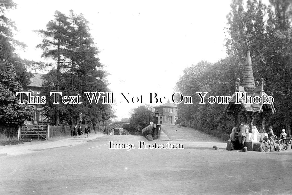 ES 1958 - The Station Approach, Snaresbrook, Essex
