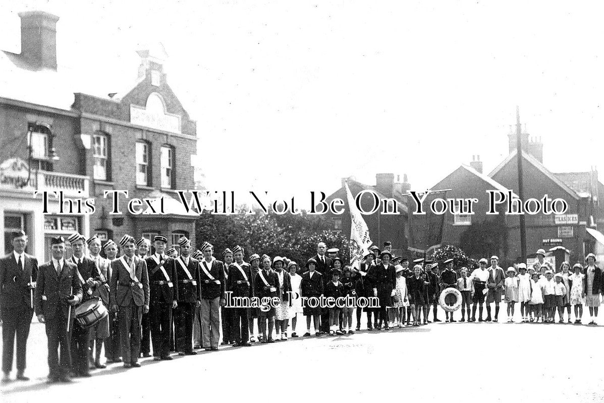 ES 4097 - The Life Boys Outside The Crown Hotel Pub, Hadleigh, Essex