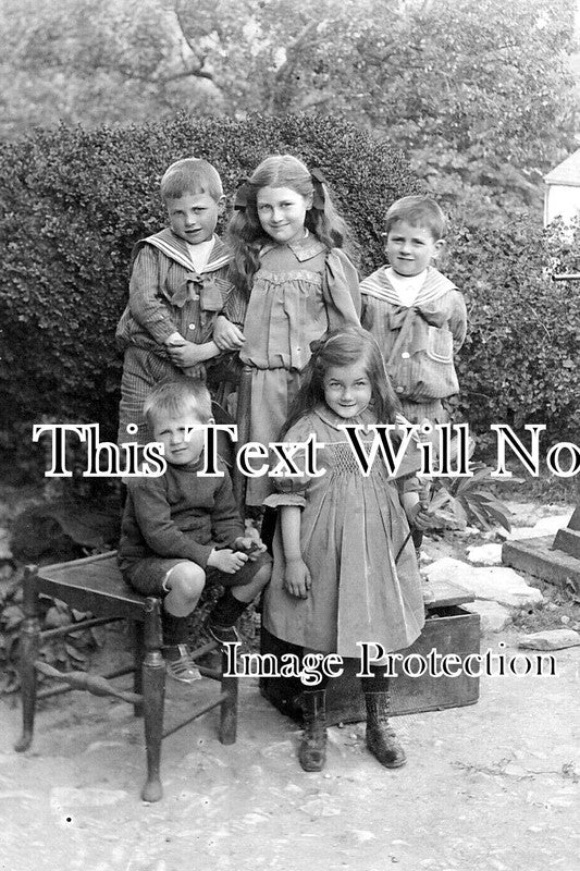 GL 1674 - Nailsworth Family Group, Gloucestershire c1911