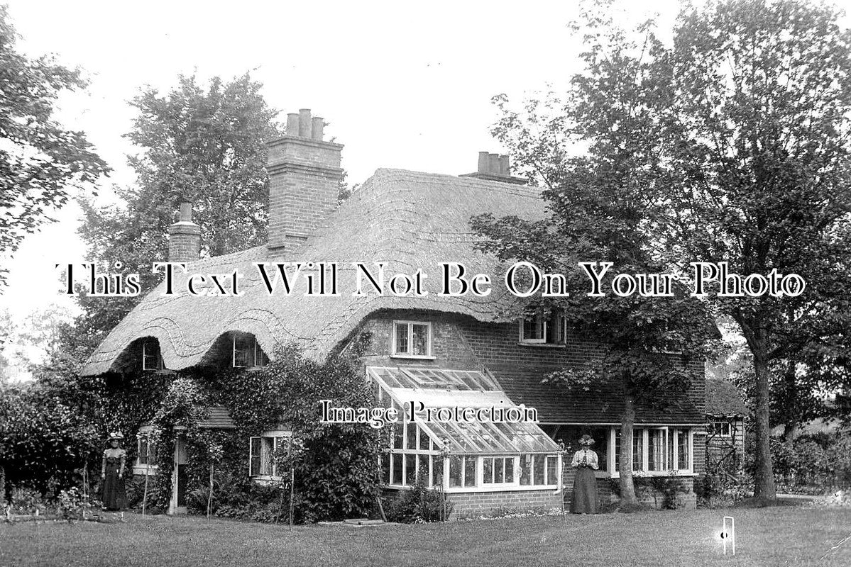 HA 1975 - Baughurst Thatched House Near Basingstoke, Hampshire c1910