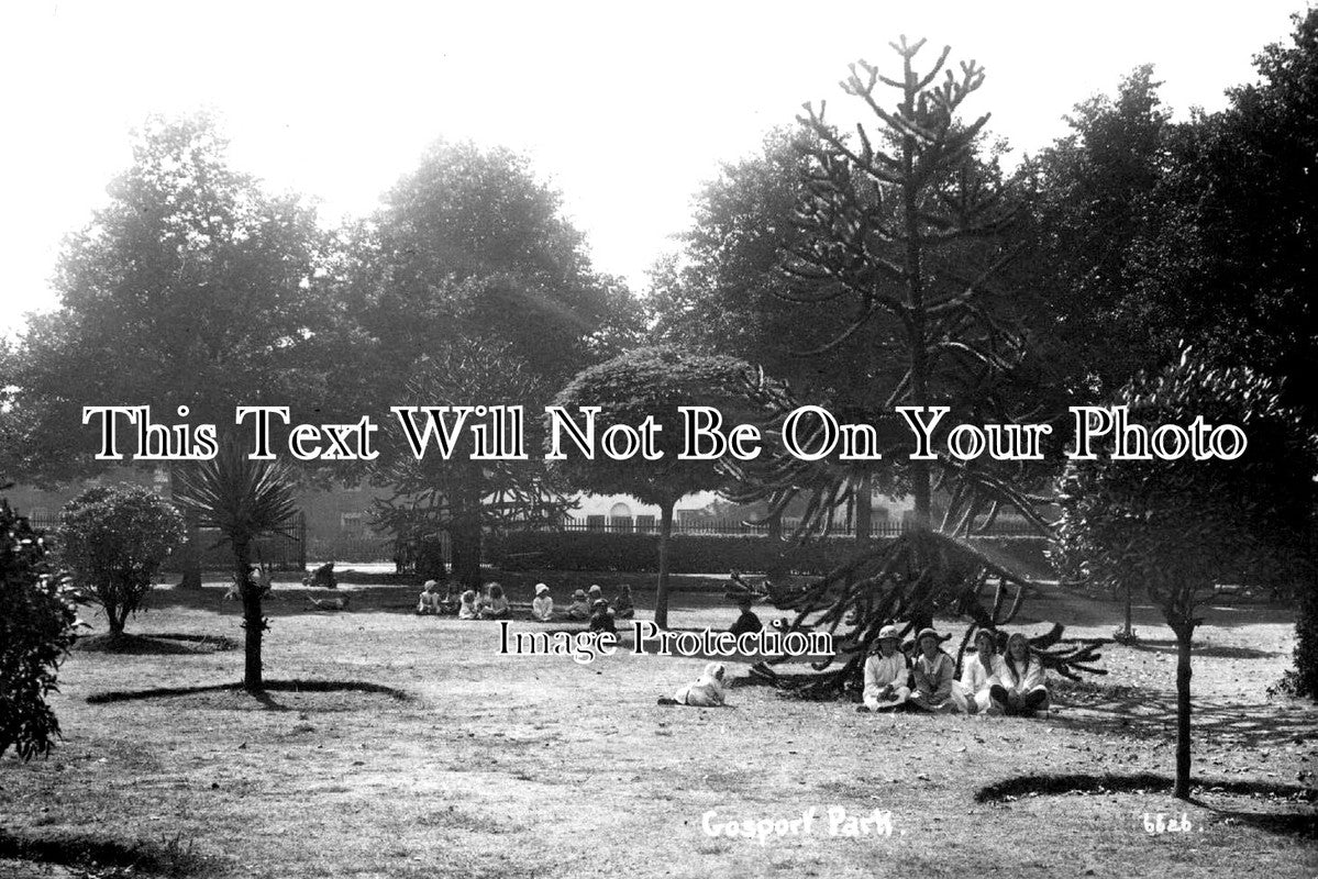 HA 2145 - Ladies In Gosport Park, Portsmouth, Hampshire c1925