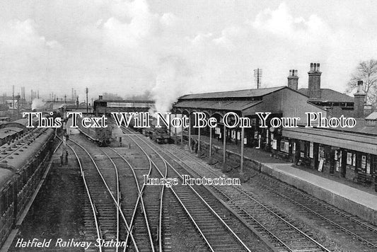 HF 2463 - Hatfield Railway Station, Hertfordshire c1940