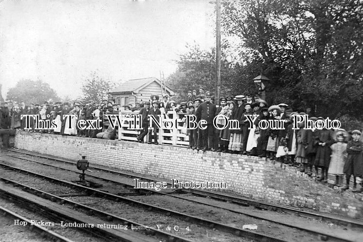 KE 1383 - Hop Picking Pickers Returning to London Paddock Wood Station, Kent c1913