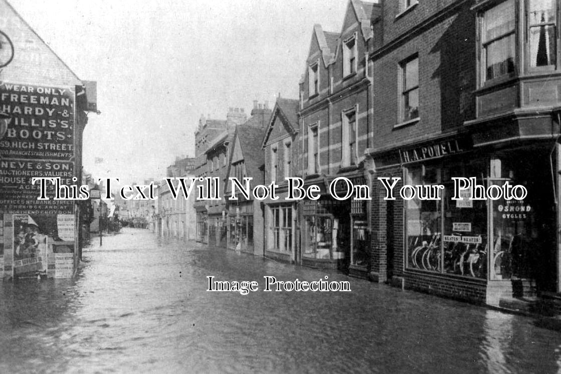 KE 1409 - Flooded High Street, Tonbridge, Kent