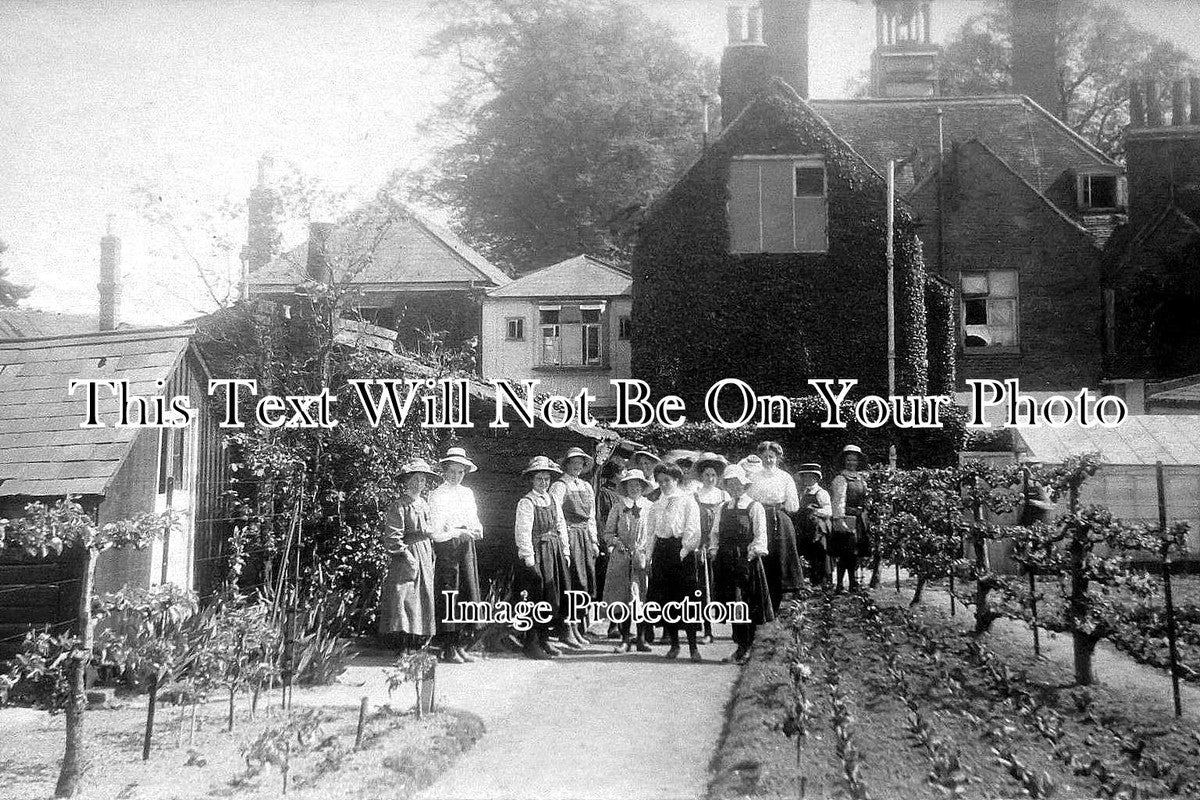 KE 193 - Students At Hextable House Horticultural College, Swanley, Kent