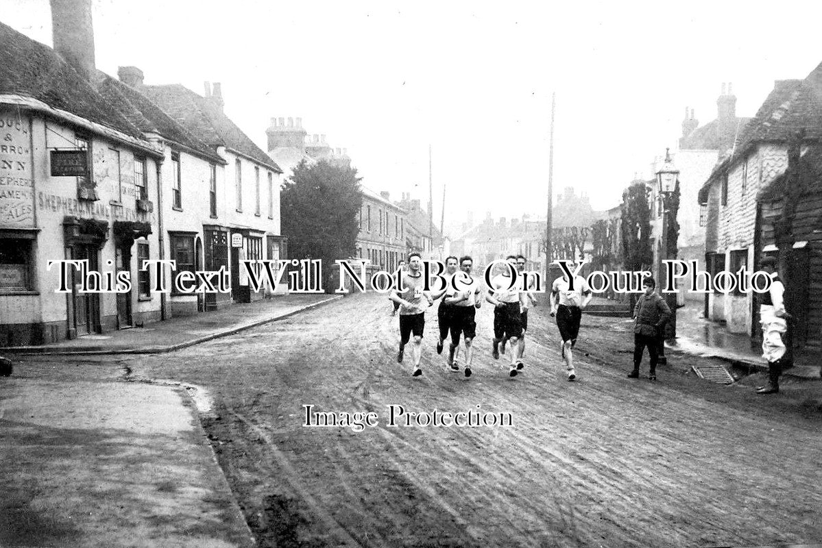 KE 2406 - Runners Near The Plough & Harrow Inn Bridge, Kent c1910