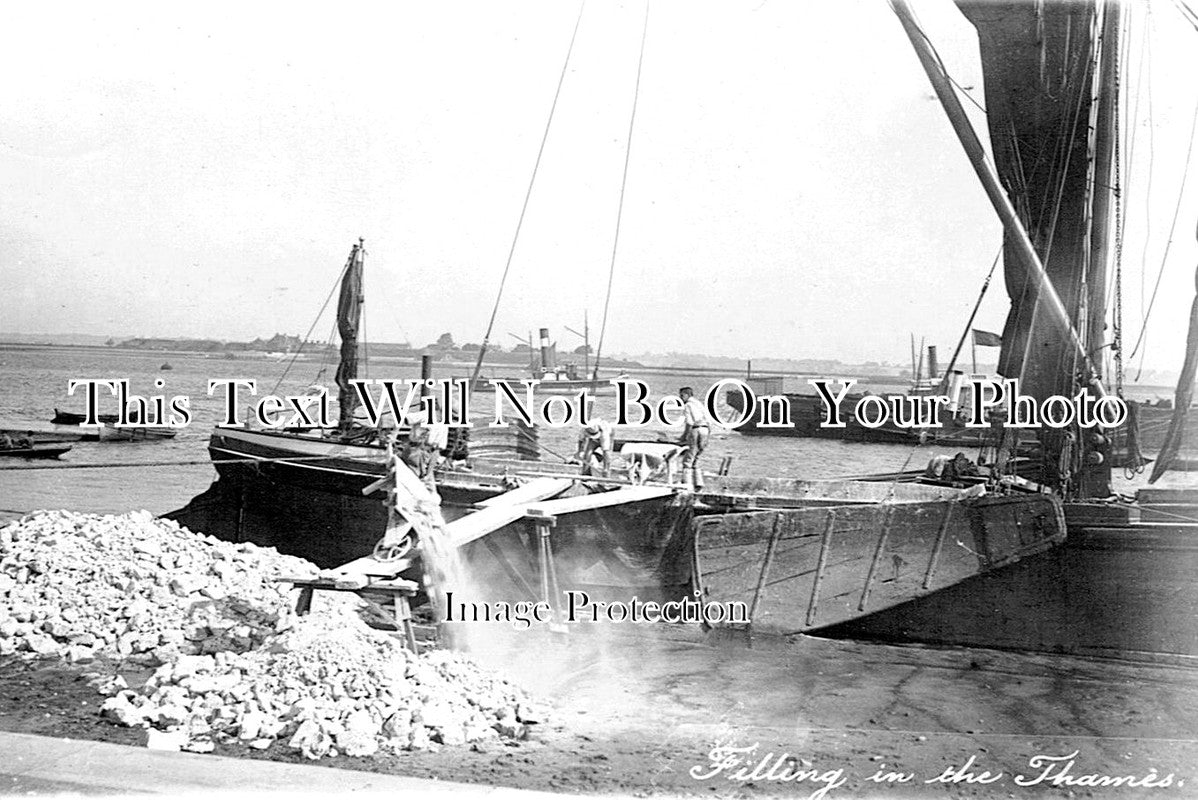 KE 2644 - Filling In The Thames, Gravesend, Kent