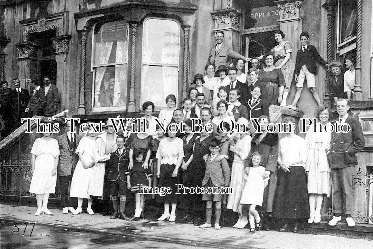 KE 3852 - Poppleton Guest House Guests, Margate, Kent