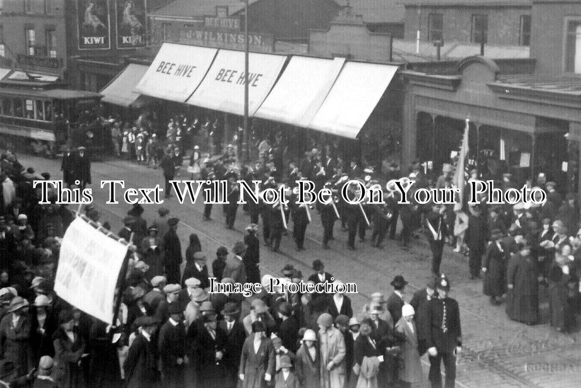 LA 5118 - Passing Bee Hive, Rochdale, Lancashire c1910