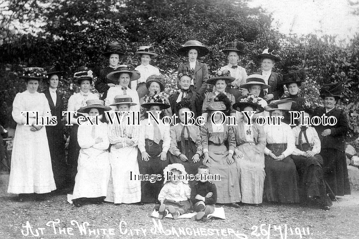 LA 5811 - Group At The White City, Manchester, Lancashire c1911
