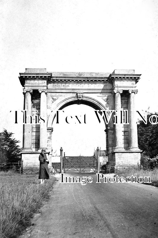LI 1606 - Kirmington Gate, Brocklesby Park, Lincolnshire c1925