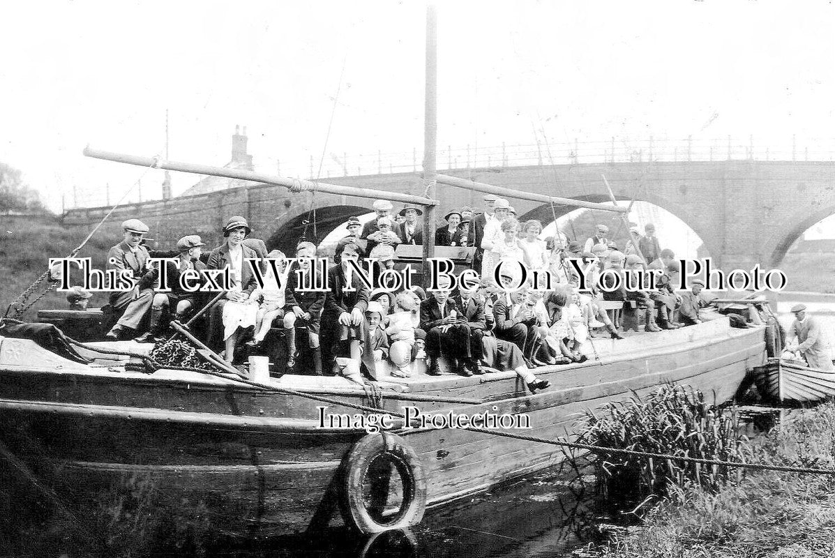 LI 1971 - People & Children On Boat, Lincoln, Lincolnshire c1915