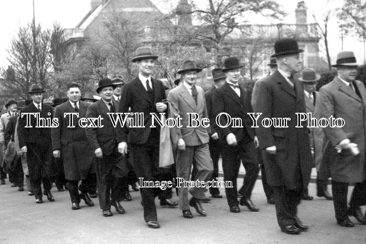 LI 2341 - Parade Of Men, Cleethorpes, Lincolnshire