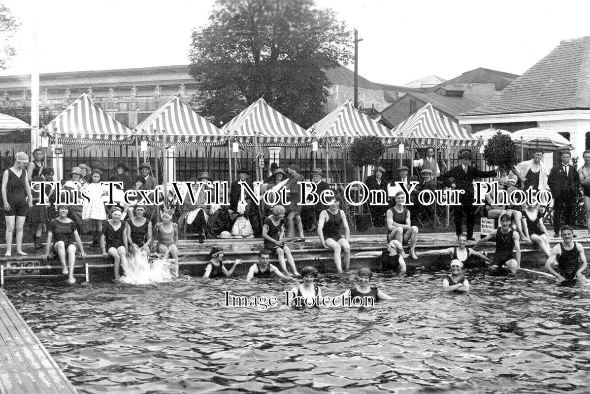 LO 5138 - Hammersmith White City Open Air Swimming Pool, London
