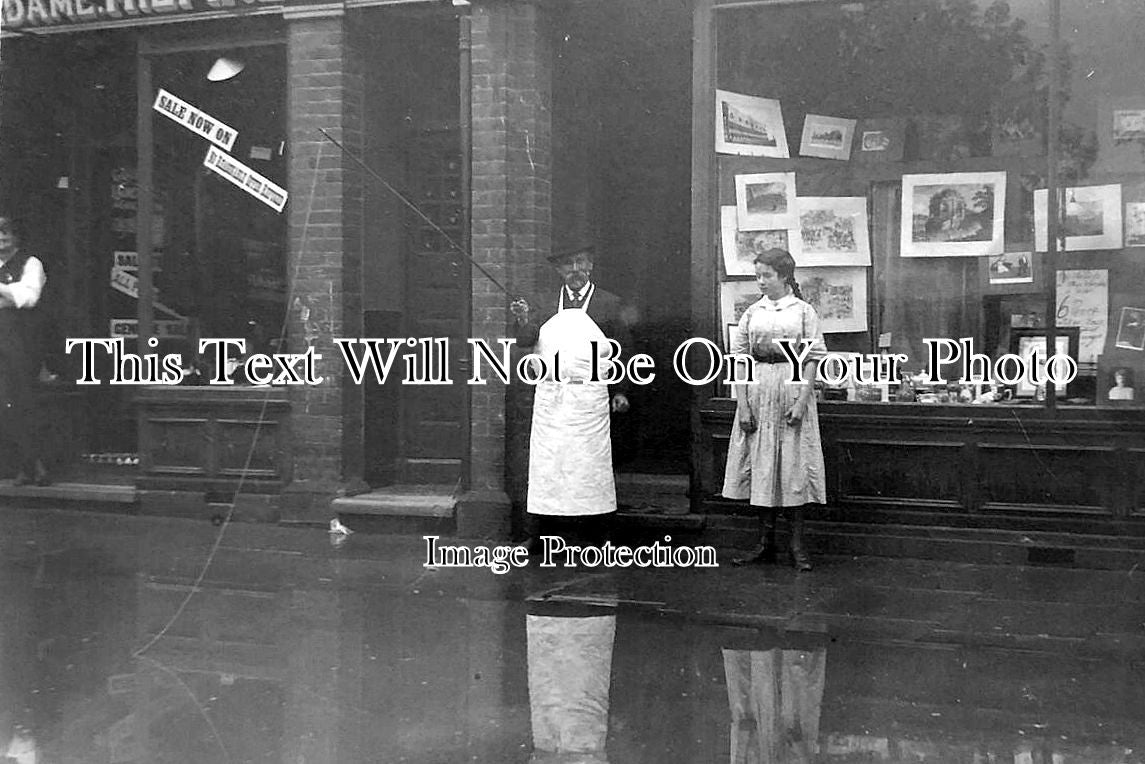 LO 6336 - Flooding At Leo Hilfikers Tailors, Hammersmith, London