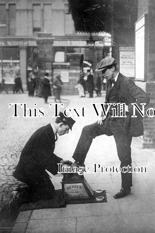 LO 6437 - Bootblack Shoe Shine, London c1915
