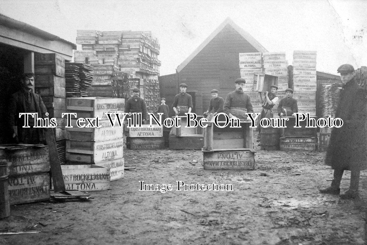 LO 750 - Making Fish Boxes, Lowestoft, Suffolk c1905