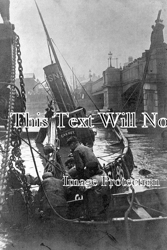 NF 4124 - Drifter Gannet Sinking, Haven Bridge, Great Yarmouth, Norfolk 1907