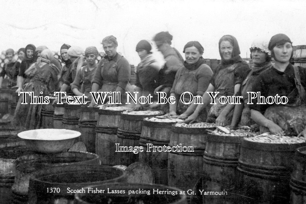 NF 855 - Scotch Fisher Lasses Packing Herrings, Great Yarmouth, Norfolk