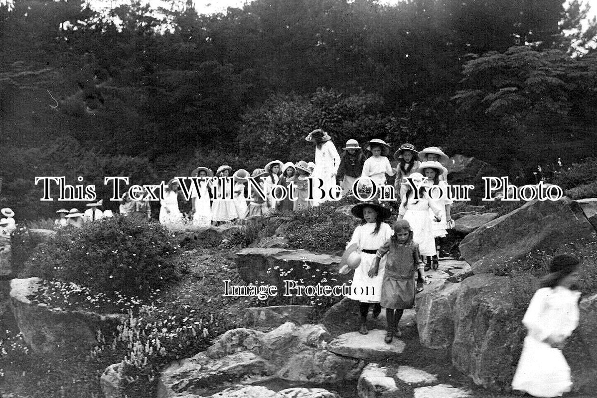 OX 1540 - Girls Sunday School Outing, Henley, Oxfordshire c1915