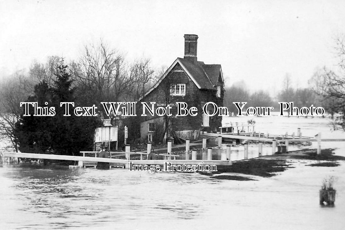 OX 174 - Flood Lock & Keepers Cottage, Goring On Thames, Oxfordshire c1910