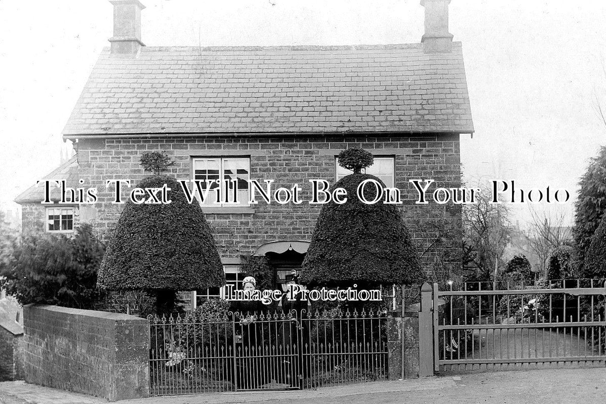 OX 642 - House At Hook Norton, Oxfordshire