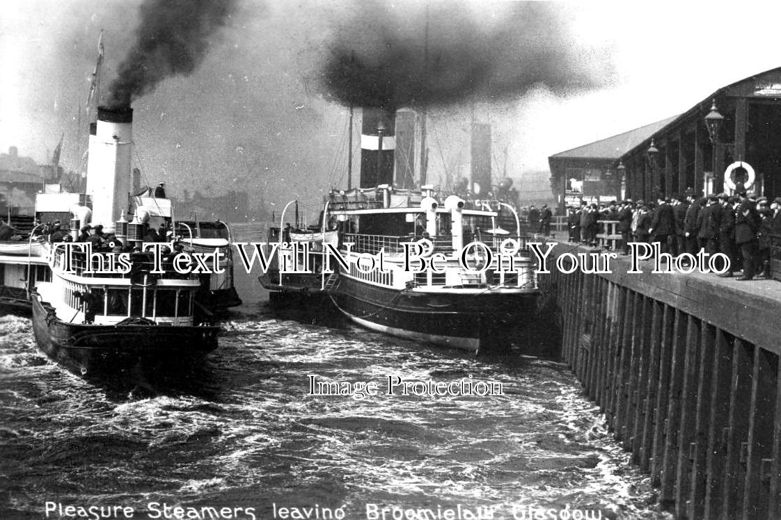 SC 662 - Pleasure Steamers Leaving Broomielaw, Glasgow, Scotland