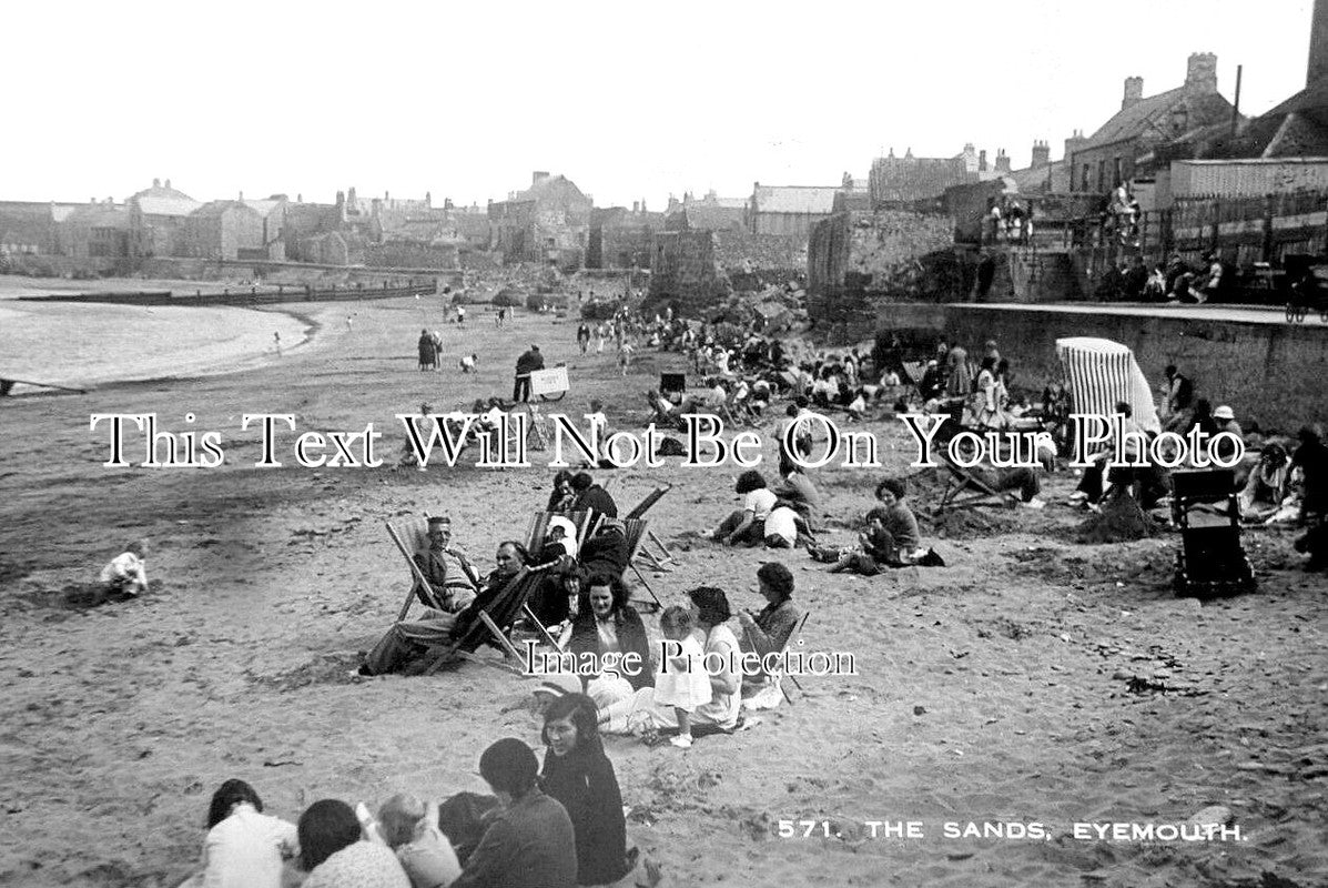 SC 724 - The Sands At Eyemouth, Berwickshire, Scotland c1936