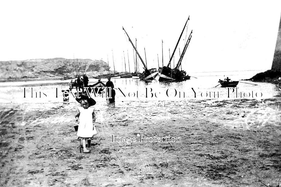 SC 908 - Waiting For The Tide, Eyemouth, Berwick, Scotland c1905