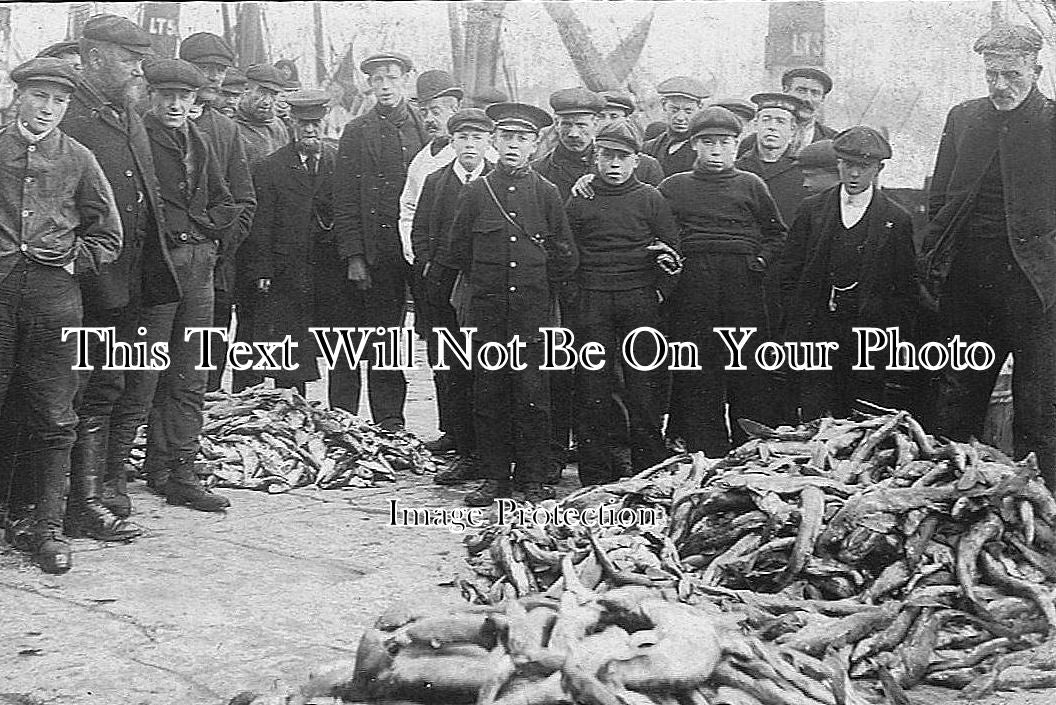 SF 426 - Lowestoft Fishing, Selling On The Quay, Suffolk c1910