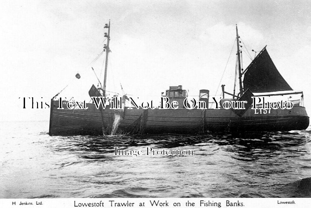 SF 428 - Hauling Nets, Lowestoft Trawler, Suffolk c1930