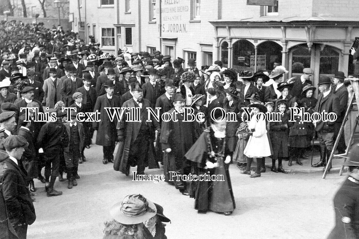 SF 4345 - Procession Past Mill Inn, Aldeburgh, Suffolk