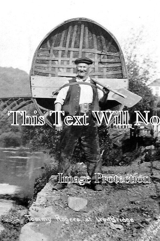 SH 864 - Tommy Rogers At Ironbridge, Coracle, Shropshire