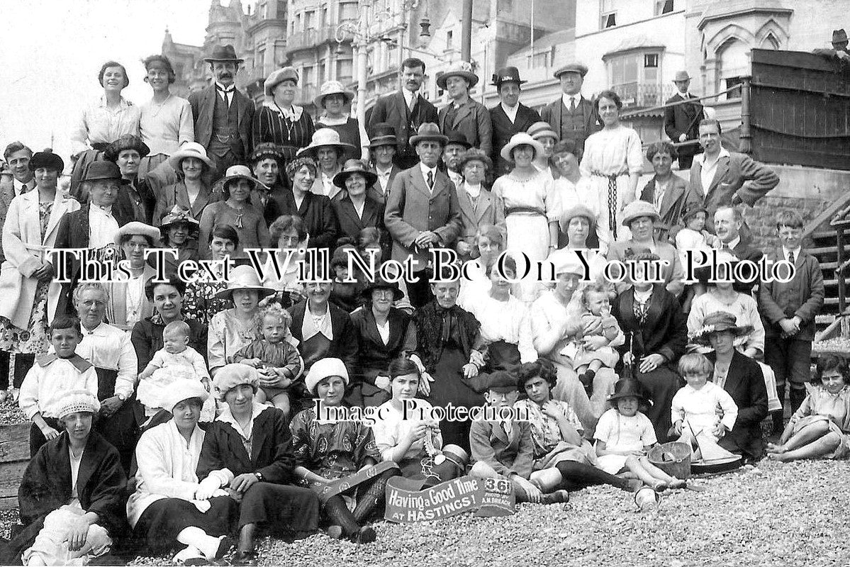 SX 1815 - Having A Good Time At Hastings, Sussex