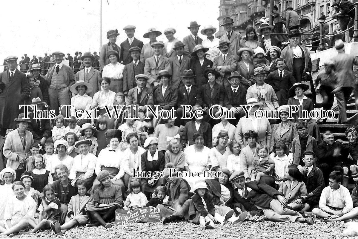 SX 1816 - Having A Good Time At Hastings, Sussex