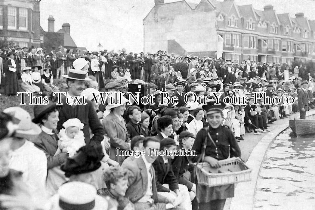 SX 616 - Crowd At Boating Lake, Littlehampton, West Sussex