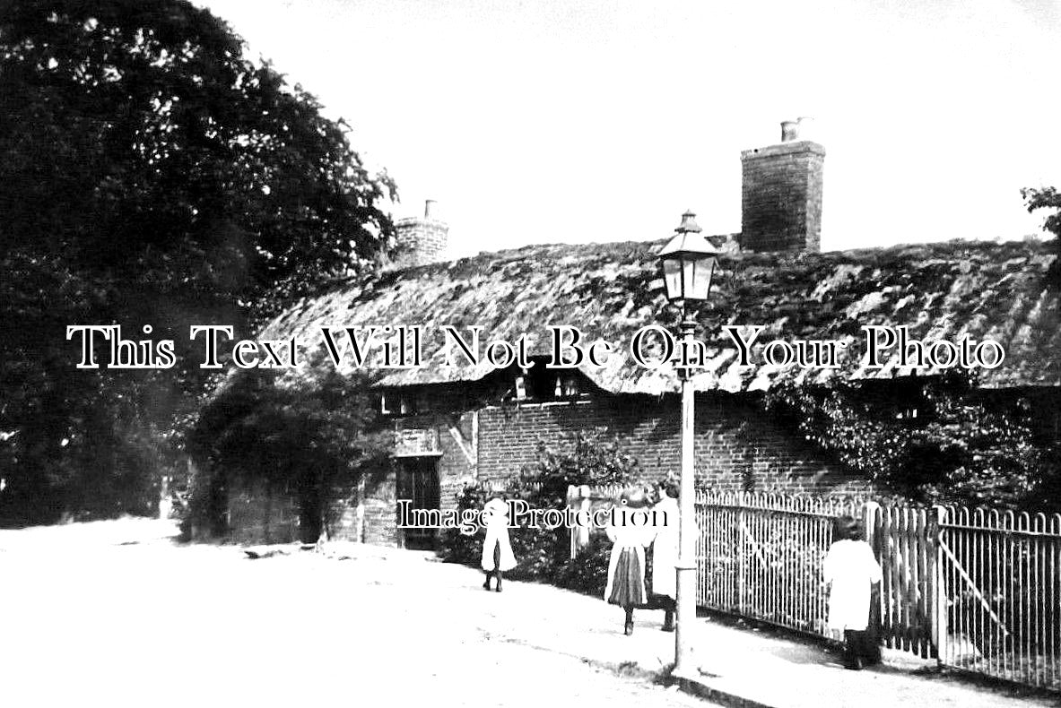 WA 1203 - Old Thatched Cottages, Kenilworth, Warwickshire