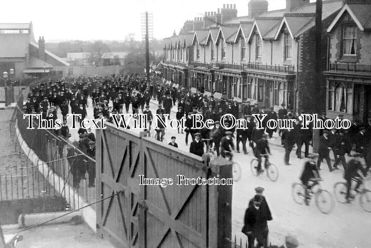 WA 2255 - Workmen Leaving The Humber, Coventry, Warwickshire c1910