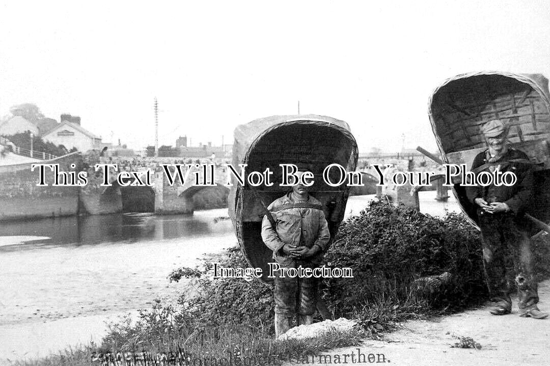 WL 3092 - Coracle Men, Carmarthen, Wales