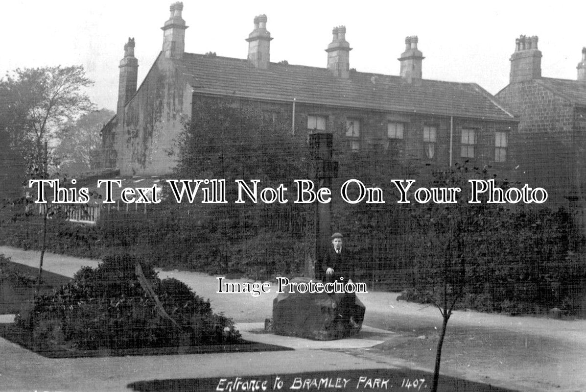 YO 11281 - Entrance To Bramley Park, Leeds, Yorkshire c1913