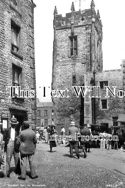 YO 11354 - Market Day, Richmond, Yorkshire